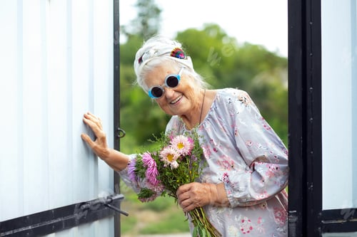 Preview: An elderly woman comes to visit with a smile.