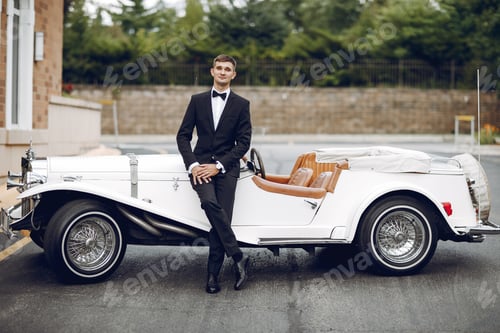 Preview: Groom near car