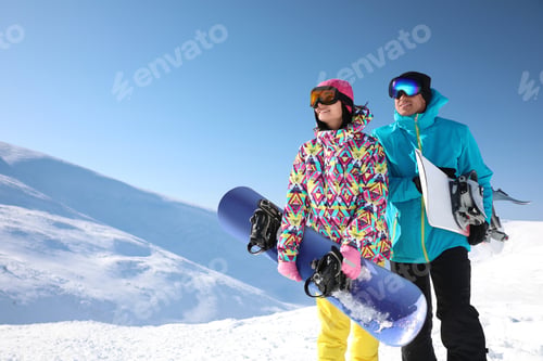 Vorschau: Paar mit Snowboards auf dem Hügel, Platz für Text. Winterurlaub