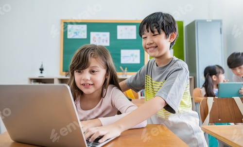Preview: Portrait of Asian boy caucasian girl use computer to learn lessons in elementary school