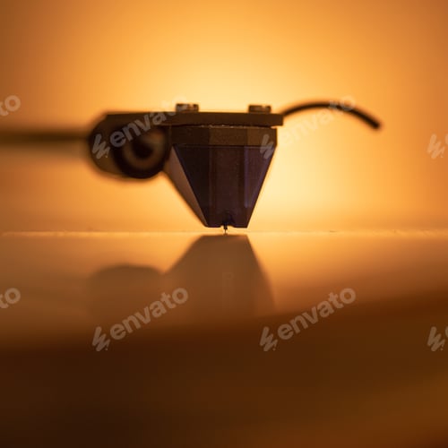 Preview: Closeup shot of a gramophone needle with an orange background