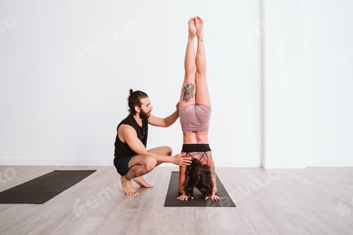 Visualização: jovem e mulher praticando esporte de ioga na academia. Estilo de vida saudável