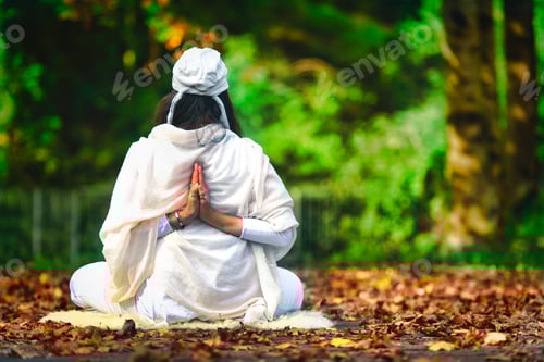 Preview: Yoga among the autumn in the park