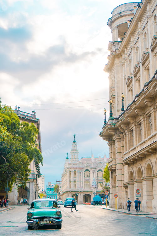 Preview: View of a street of Old Havana with old vintage American car