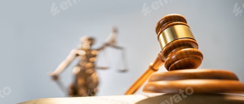 Preview: Statue of lady justice on bright background - Side view with cop