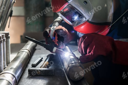 Preview: Closeup of man wearing mask welding in a workshop