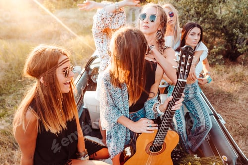 Preview: Five girls have fun in the countryside