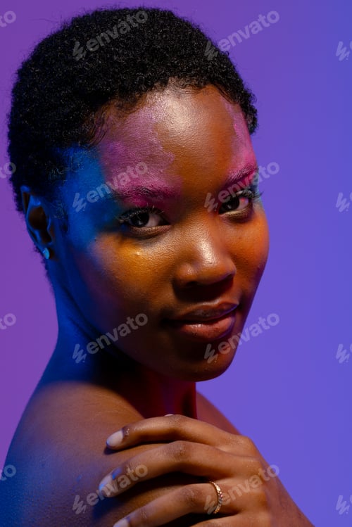 Preview: African american woman with short hair and colourful make up with hand on shoulder