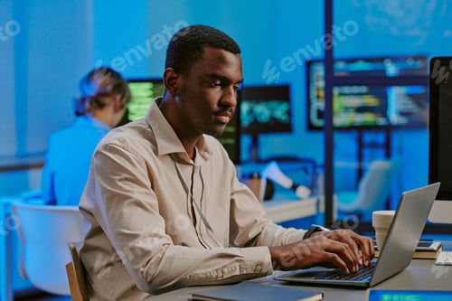 Vista previa: Hacker ético trabajando en una computadora portátil en la oficina