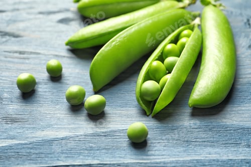 Preview: Fresh green peas on wooden background, closeup