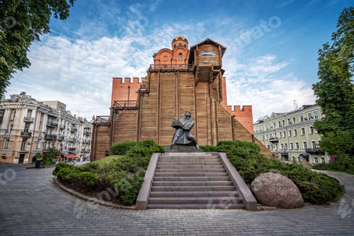Preview: Golden Gate and Yaroslav the Wise statue - Kiev, Ukraine