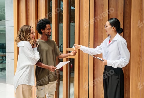 Preview: Real estate agent with young couple in a property