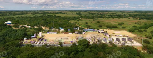 Vista previa: Toma aérea panorámica de una moderna fábrica compleja en una zona industrial a la luz del día.