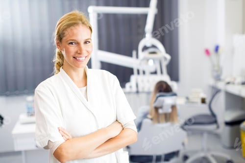 Preview: Female dentist