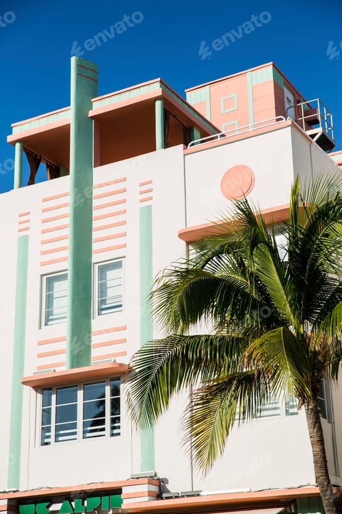 Preview: Low angle view of art deco building and palm tree, Ocean Drive, South Beach, Miami, Florida, USA