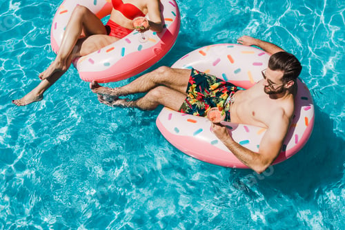 Preview: cropped view of woman near man in sunglasses with cocktail
