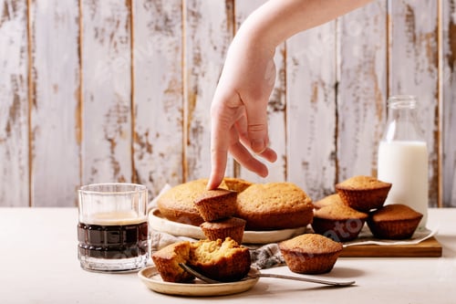 Preview: Female hand holding homemade muffins