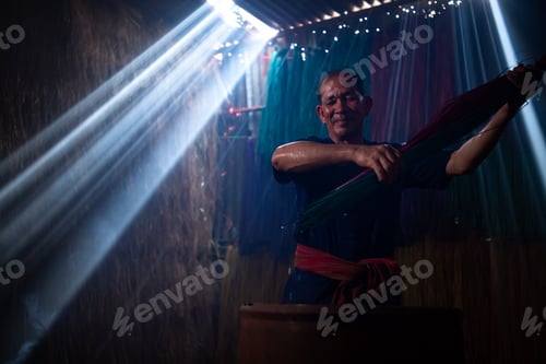 Preview: Boiling the flax tree is the first step of dyeing into different colors to weave mats.