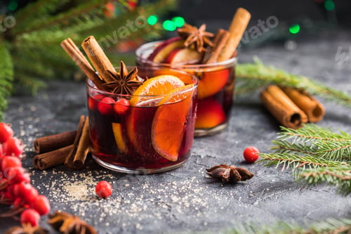 Preview: Glass mugs of mulled wine with spices and citrus fruits, festive cocktail at X-mas or New Year