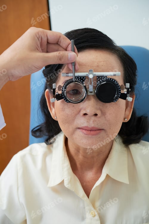Preview: Senior woman at ophthalmology clinic