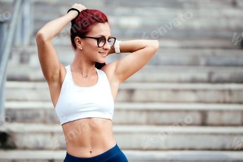 Preview: Close up portrait of sporty, active woman in sportswear doing fitness training