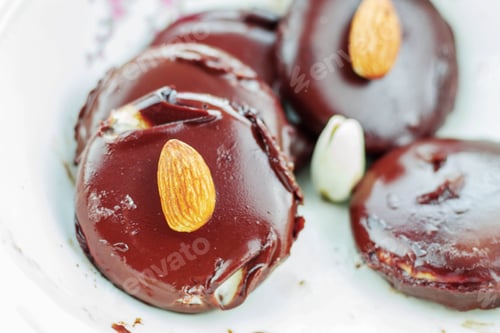 Preview: Almond on chocolate