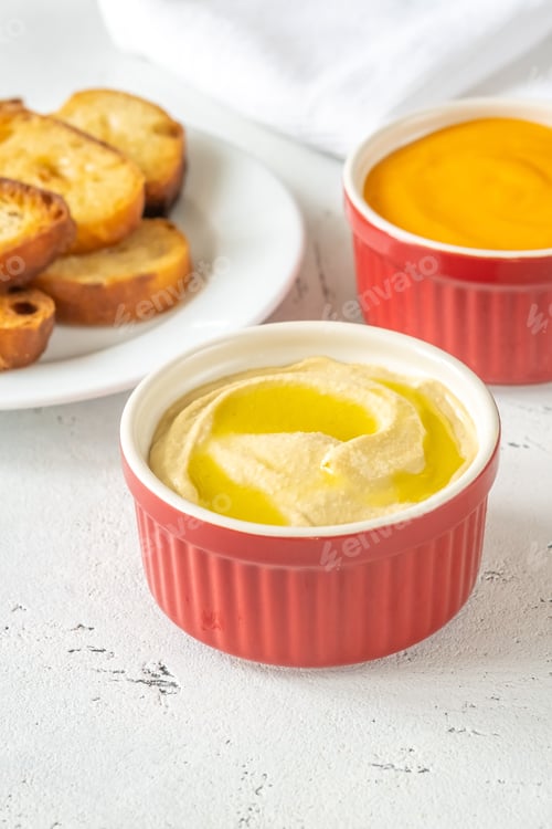 Preview: Bread with cheddar sauce and hummus