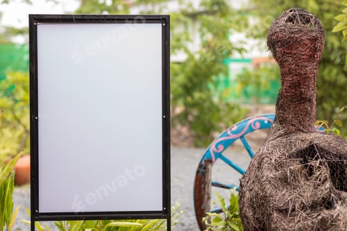 Visualização: Painel publicitário em branco. Maquete a moldura do menu em pé no bar, restaurante e café
.
