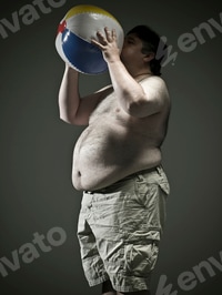 Vorschau: Mann küsst spielerisch einen Wasserball vor grauem Hintergrund