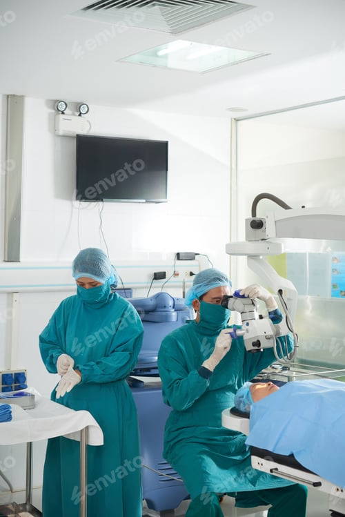 Preview: Surgeons getting ready for eye surgery