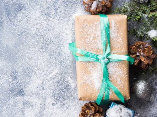 Preview: Christmas new year gift with ribbon and snow
