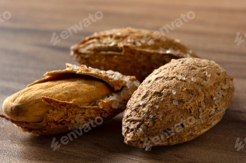 Preview: roasted, shelled and salted almonds