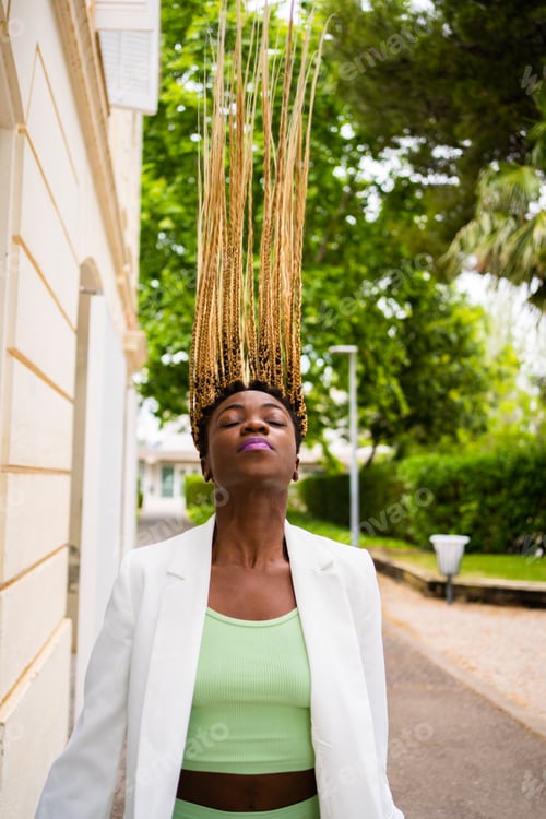 Preview: Vertical motion photo of an african woman waving her hair