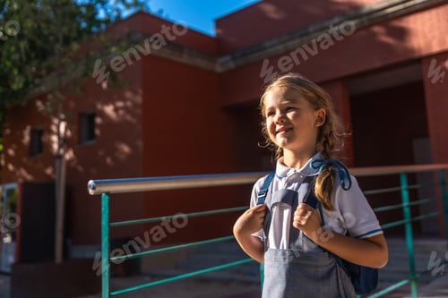 Visualização: Menina estudante voltando à escola com mochila