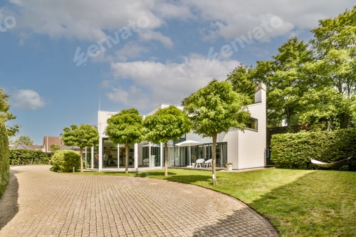 Preview: Exterior view of building