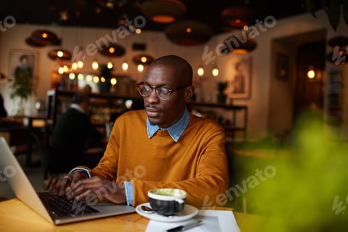 Preview: Blogger in Coffee Shop