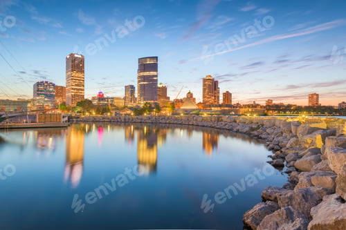 Preview: Milwaukee, Wisconsin, USA downtown city skyline on Lake Michigan