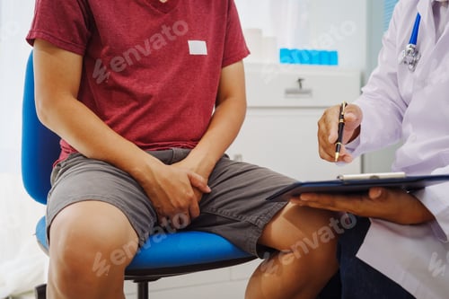 Preview: A man consults a doctor in a hospital for male urinary tract infection.doctor advises on symptoms
