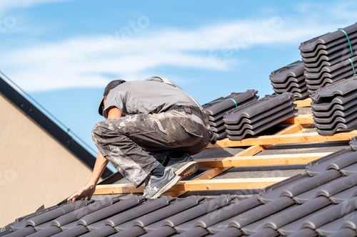 Preview: installation of ceramic tiles on the roof of the building by an expert