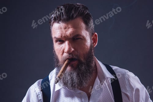 Preview: Stylish bearded man