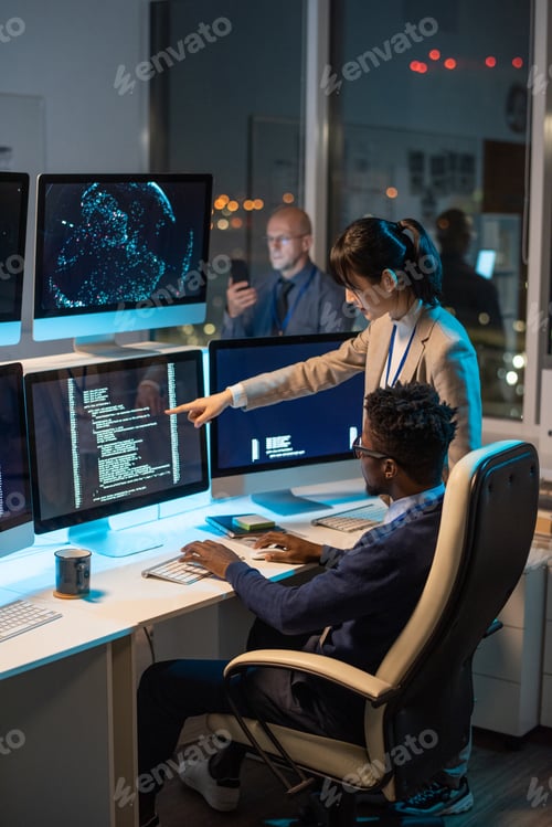 Preview: Young Asian businesswoman pointing at computer screen
