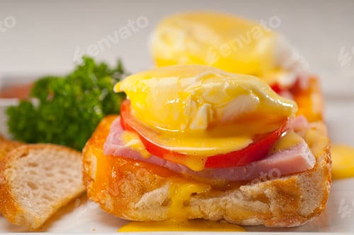Preview: eggs benedict on bread with tomato and ham