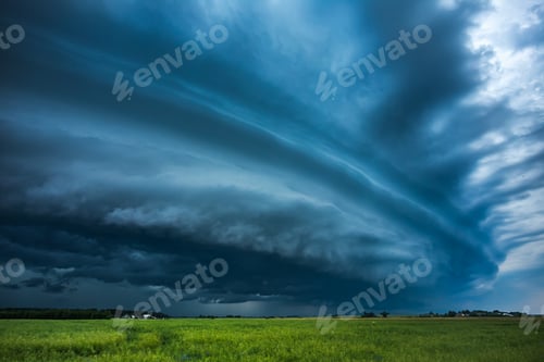 Preview: Storm clouds with shelf cloud and intense rain