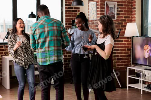 Visualização: Pessoas diversas sorrindo em uma festa de vinhos bebendo bebidas alcoólicas e dançando
