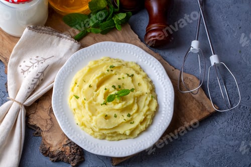 Preview: Serving of creamy mashed potato made from boiled potatoes