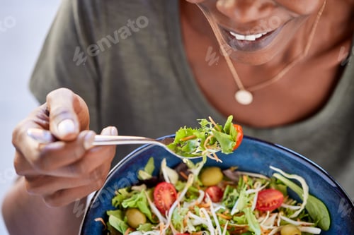 Preview: African american woman eating fresh healthy salad