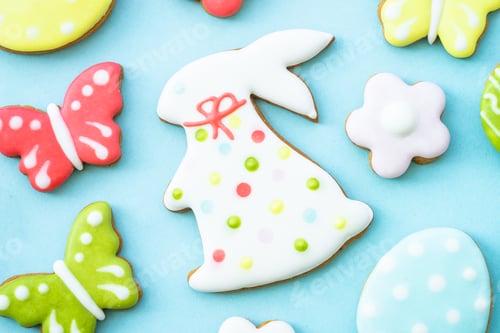 Preview: Easter gingerbread cookies top view on blue,