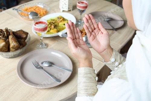 Preview: Muslim Woman Praying Before Eating