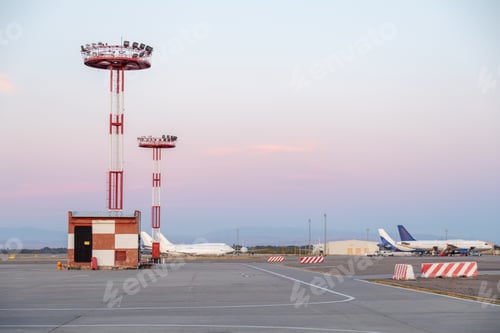 Preview: Lighting towers and airplanes at the airport