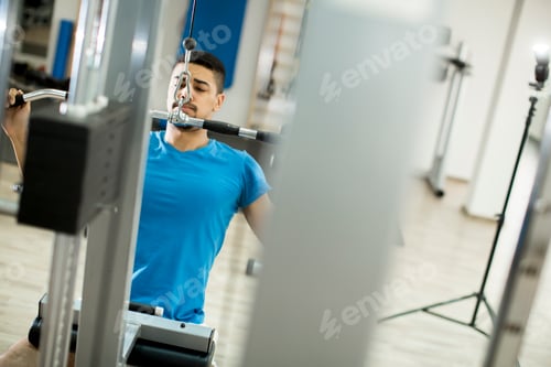 Preview: Young black man training in the gym